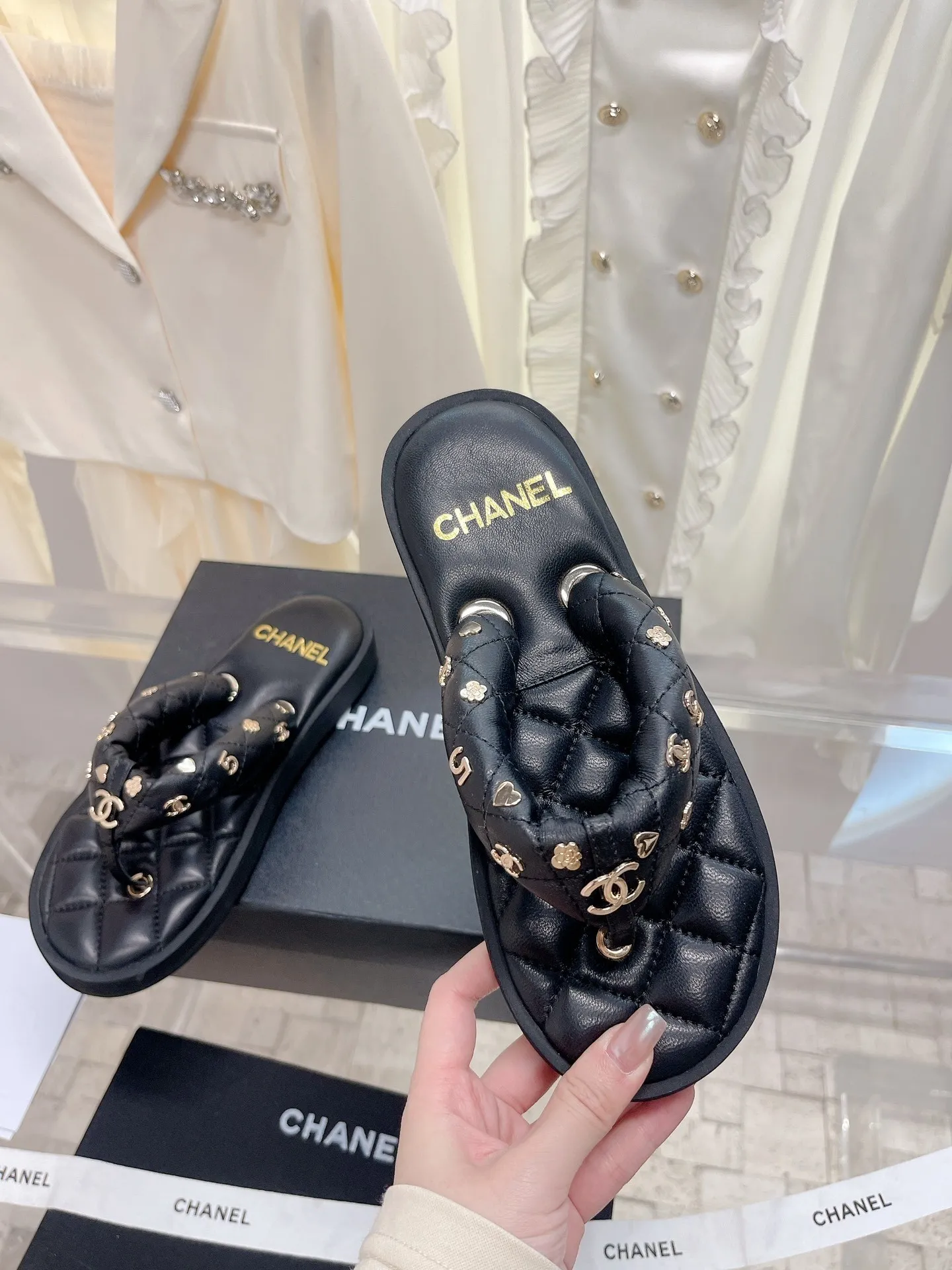 👟👟Ex-factory price 440👟👟 Women's Shoes Women's Clothing Women's Shoes Factory 𝗖𝗛𝗔𝗡𝗘𝗟The latest flip-flop slippers, top quality exclusive supply, beautiful on the feet💃💃This style is so popular! Original customized sheepskin material Original film T👟👟Ex-factory price U bottom 35-39 [40/41 customized]
